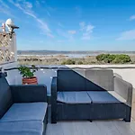 Апартаменты Spacious 3-bed With Stunning Views *