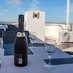 Апартаменты Spacious 3-bed With Stunning Views *