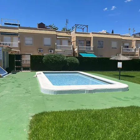 Spacious 3-bed With Stunning Views Appartamento