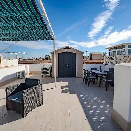 Spacious 3-bed With Stunning Views דירה *