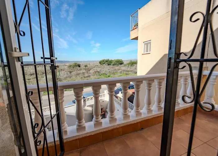 Spacious 3-bed With Stunning Views Τορεβιέχα