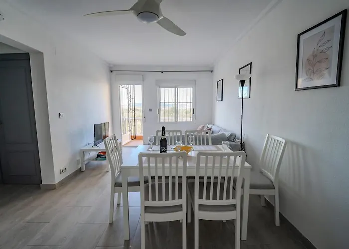 Spacious 3-bed With Stunning Views * Τορεβιέχα