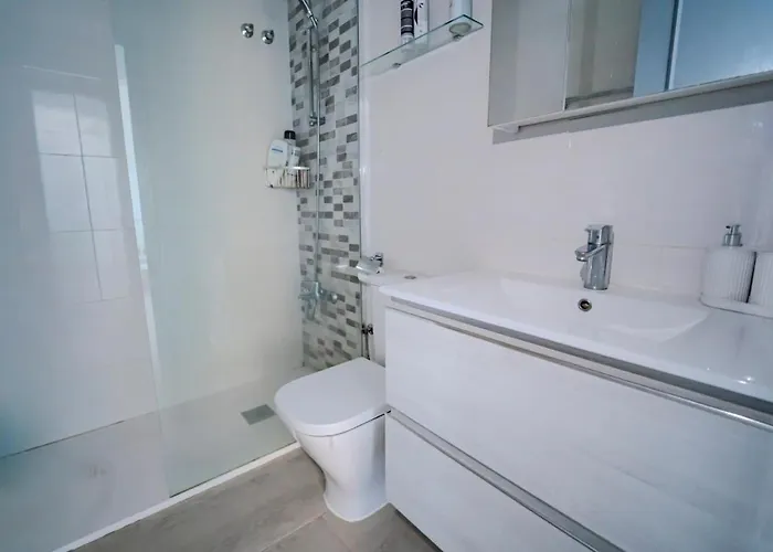 Spacious 3-bed With Stunning Views Apartment